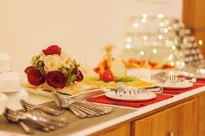 Free daily buffet breakfast - Hotel Lincoln Square (Peermade)