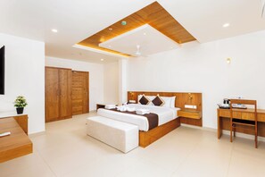 Family Suite, Balcony, Mountain View | In-room safe, desk, laptop workspace, blackout drapes - Hotel Lincoln Square (Peermade)