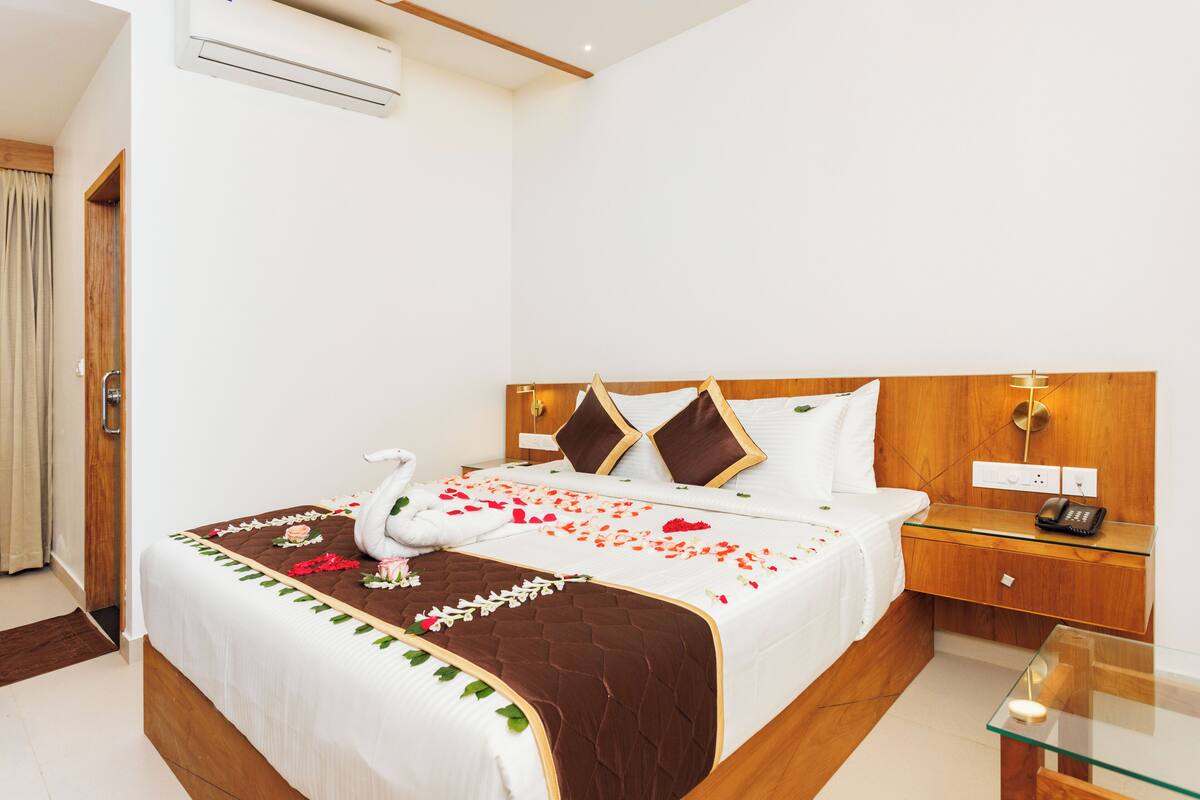 Family Double or Twin Room | In-room safe, desk, laptop workspace, blackout drapes