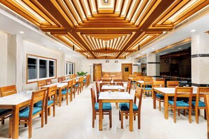 2 restaurants, breakfast, lunch, dinner served; Indian cuisine - Hotel Lincoln Square (Peermade)