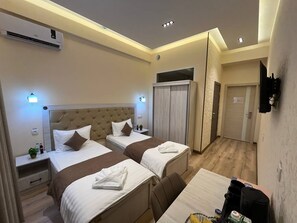 Quarto casal standard de uso individual, vista para a cidade | Cofres nos quartos, cortinas blackout, Wi-Fi de cortesia