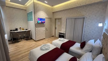 Habitación triple clásica, 3 habitaciones, vistas a la ciudad | Caja fuerte, espacio para trabajar con un portátil, cortinas opacas