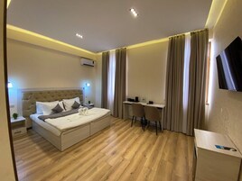 Luxury Suite, City View | In-room safe, blackout drapes, soundproofing, free WiFi