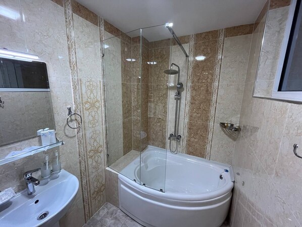 Luksussviitti, kaupunkinäköala | Kylpyhuone | Tohvelit