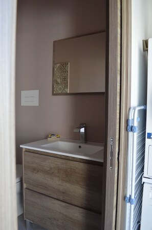 Appartement, balcon, vue sur l’océan | Salle de bain | Douche, séchoir à cheveux, peignoirs, serviettes fournies