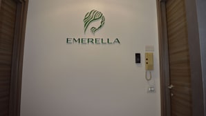 Una pared con un logotipo y el nombre 'EMERELLA'.