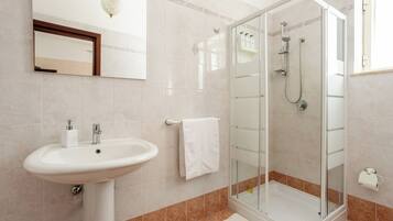 Dusche, Haartrockner, Bidet, Handtücher