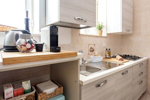 Een koelkast, een microgolfoven, een oven, een kookplaat