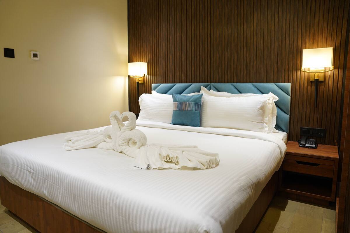 Suite | Seprai katun Mesir, seprai premium, busa memori, dan minibar