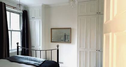 Stylish Flat in London 5 minutes Walk From The River/Surbiton Station