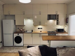 Geladeira, micro-ondas, fogão, cooktop