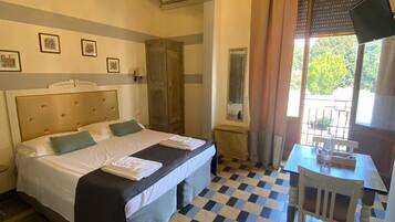 Camera HAPPY con letto matrimoniale o 2 letti singoli, con balcone vista città