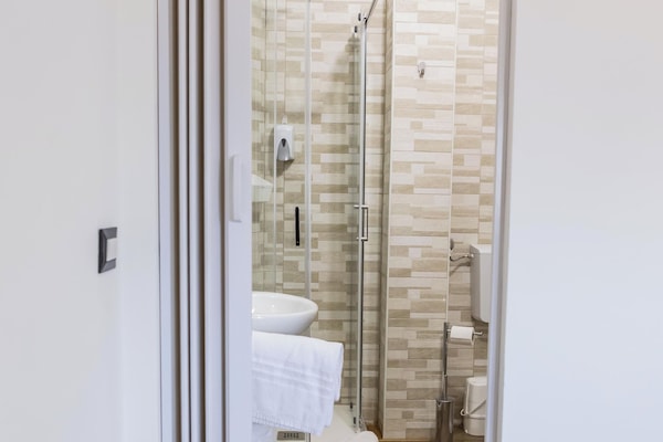 Habitación de lujo con 1 cama doble o 2 individuales, balcón, vistas a la ciudad | Baño | Ducha, secador de pelo, toallas y jabón