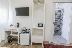 Deluxe Double or Twin Room | In-room safe, blackout drapes, soundproofing, iron/ironing board