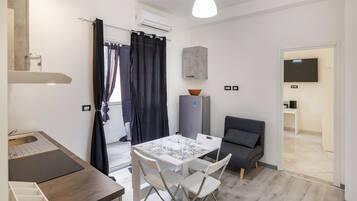 Deluxe Studio Suite | Private kitchen | Mini-fridge