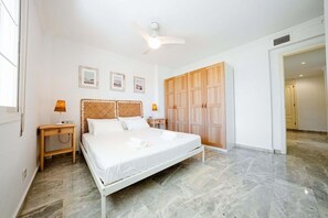 3 عدّة غرف نوم ومكواة/لوح كي وسرير سفر وواي فاي