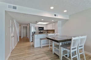 Dining - Play in the sand & splash in the gorgeous waters! RELAX! 213 Destin Seafarer (Destin)
