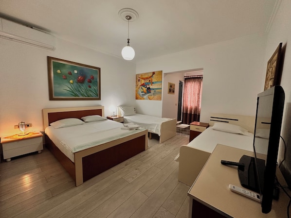 Habitación cuádruple familiar, vista al jardín | Tabla de planchar con plancha y wifi gratis 