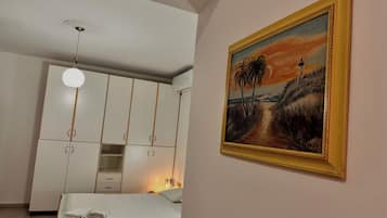 Habitación cuádruple familiar, vista al jardín | 1 habitación, tabla de planchar con plancha y wifi gratis