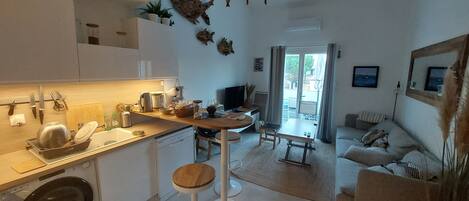 Una Smart TV, una mesa de tenis de mesa, libros