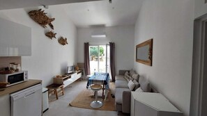 Smart TV, table tennis, books - Magnifique Duplex Bord de mer Climatisé, 6 Personnes (grau du roi)