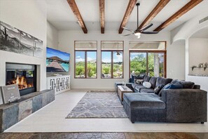 Smart-TV, peis, bøker og kontorer