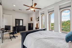 4 bedrooms, iron/ironing board, travel cot, free WiFi - Sunrise Retreat- Mtn Views-Pool- Long Term Stays! (Scottsdale)