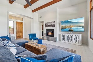 Smart TV, fireplace, offices - Sunrise Retreat- Mtn Views-Pool- Long Term Stays! (Scottsdale)