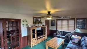 TV, fireplace, offices - Northern Resort #17 (Minocqua)