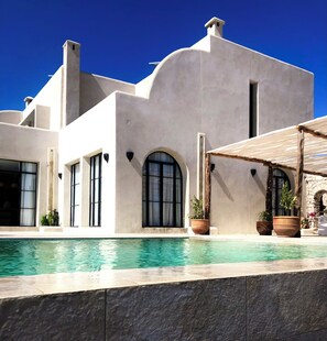 Piscina all'aperto, una piscina riscaldata