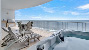 En balkon med havudsigt, jacuzzi og udendørs møbler.
