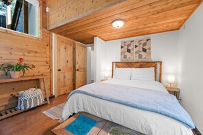 3 bedrooms, iron/ironing board, travel cot, WiFi - Navigate Stays Hot Tub Home 5 Min to Ski Resort (Big Bear Lake)