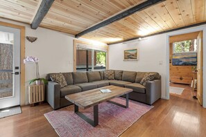 TV, offices - Navigate Stays Hot Tub Home 5 Min to Ski Resort (Big Bear Lake)