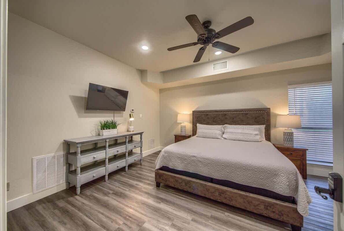 4 bedrooms, iron/ironing board, WiFi, bed sheets