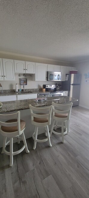 雪櫃、微波爐、焗爐、爐具