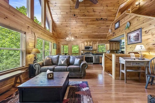 3BR Lodge near Downtown Gatlinburg with Game Room & Hot Tub!