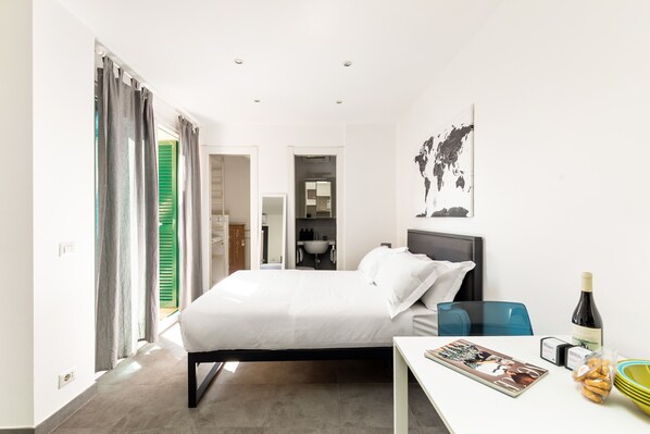 Iron/ironing board, free WiFi, bed sheets