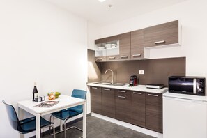 Kühlschrank, Mikrowelle, Wasserkocher mit Kaffee-/Teezubehör