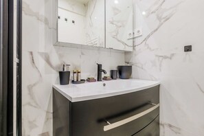 Doccia, asciugacapelli, asciugamani, sapone