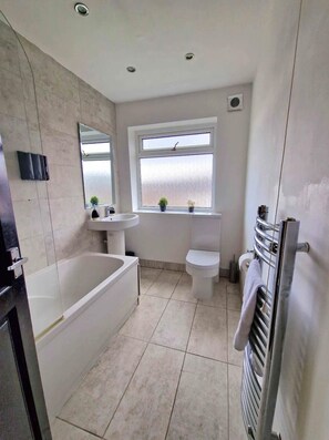 House | Bathroom | Separate tub and shower, deep soaking tub, towels - Charming 3 Bedroom House in Sheffield (Sheffield)
