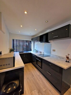 Rumah | Dapur pribadi | Lemari es, microwave, oven, dan kompor