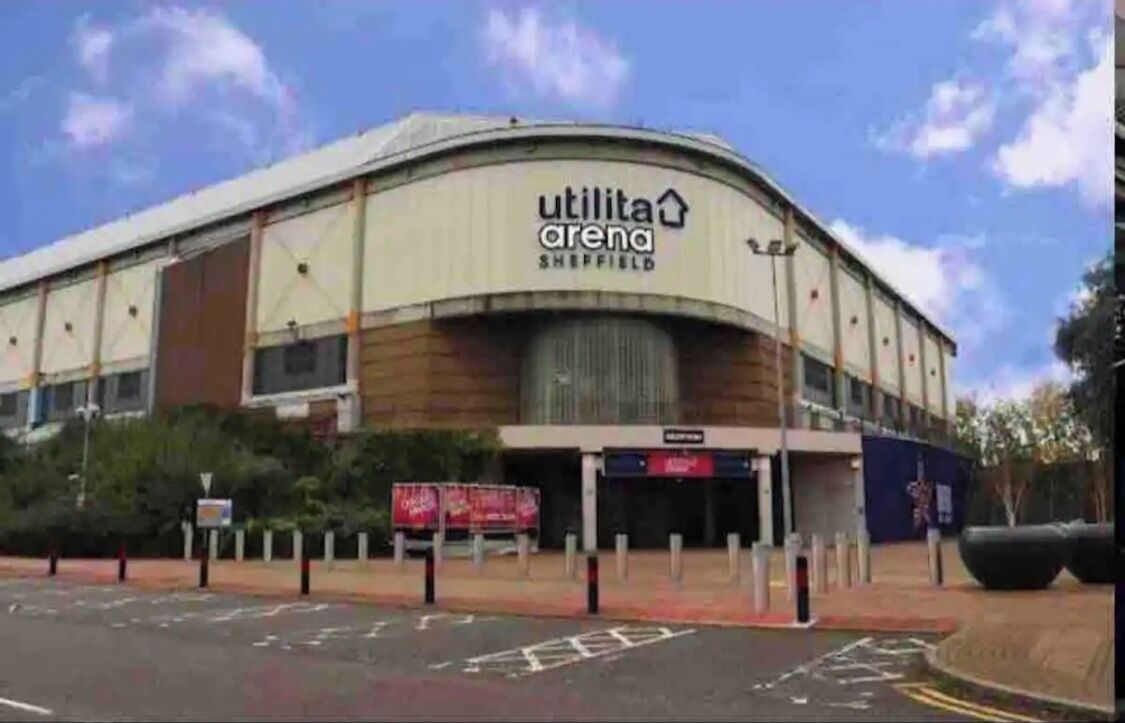 Ein großes, gebogenes Gebäude mit der Aufschrift 'Utilita Arena Sheffield'.