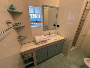 Een douche, een haardroger, een bidet, handdoeken