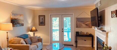 スマートテレビ、暖炉、書庫