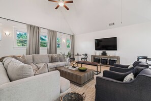 Smart-TV, Tischtennisplatte, Arbeitsbereiche