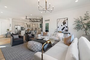 Smart-TV, Tischtennisplatte, Arbeitsbereiche