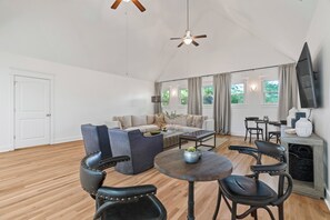 Smart-TV, Tischtennisplatte, Arbeitsbereiche