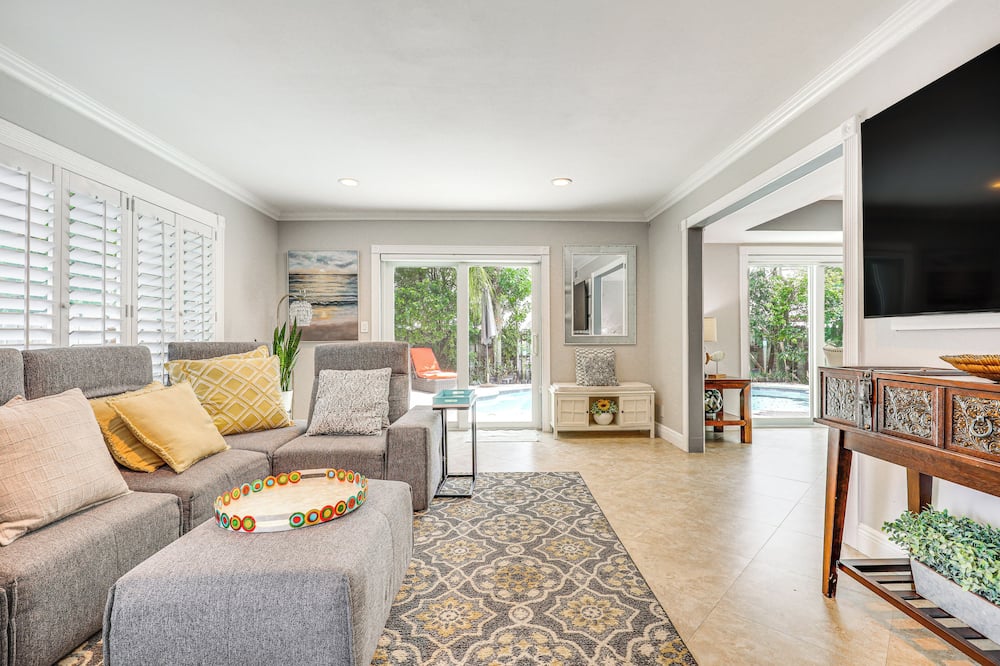 Sun-soaked Pompano Beach Home w/ Private Pool! - Lazy Lake
