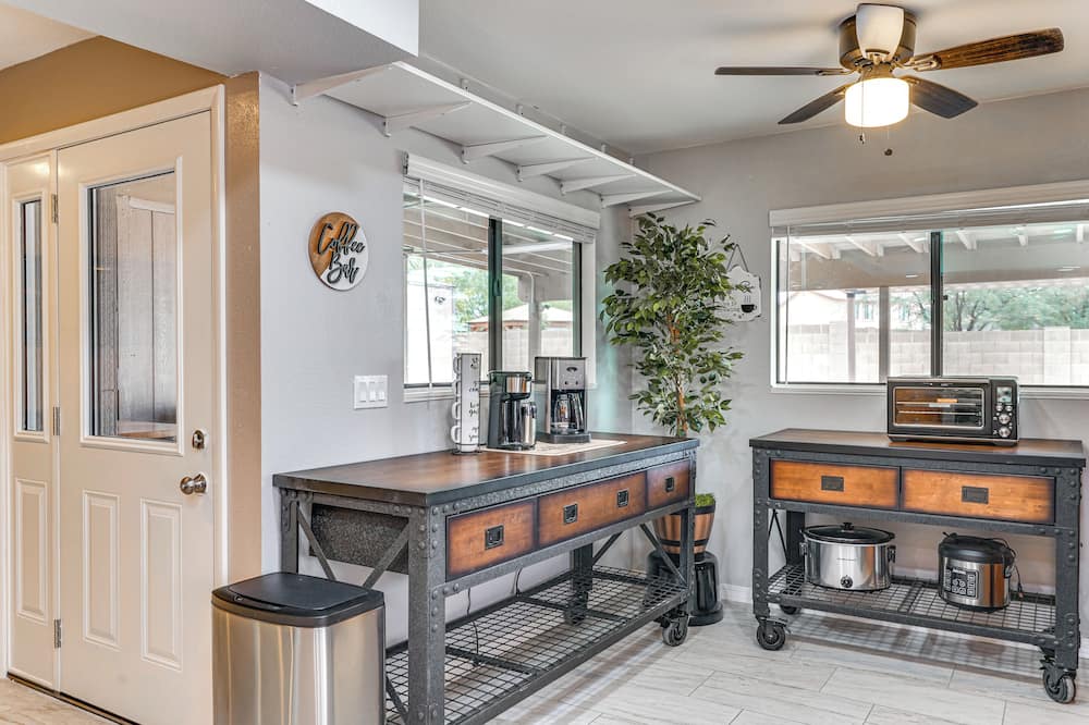 Roomy Tucson Home w/ Hot Tub & Pickleball Court! - Drexel Heights, AZ