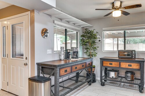 Roomy Tucson Home w/ Hot Tub & Pickleball Court!